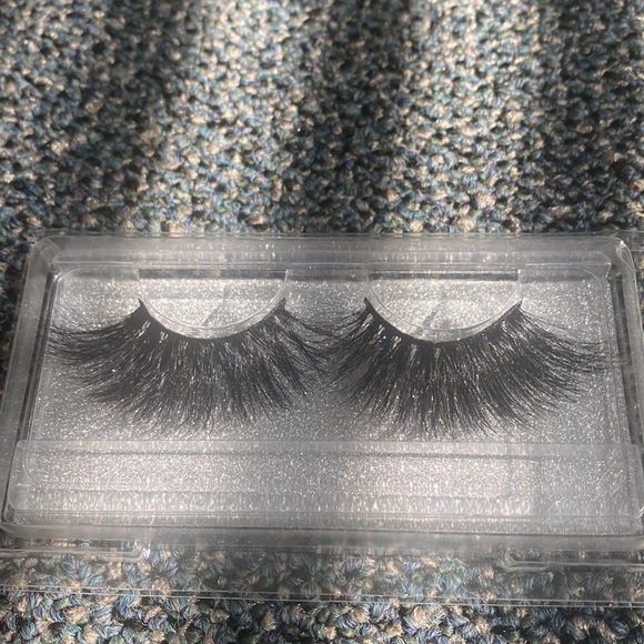 Lashes - Picture 16 of 16